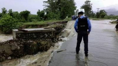 Las autoridades mantienen cerrado el paso.