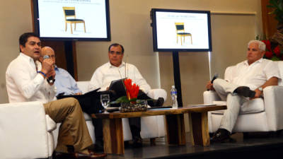 El mandatario Juan Orlando Hernández; Mark Klupman, creador de las Zede; Juan J. Daboub, exdirector del Banco Mundial, y el presidente Ricardo Martinelli.