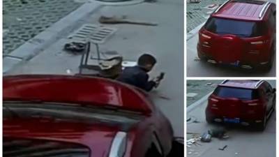 La Policía aseguró que el pequeño tuvo mucha suerte porque el chasis de la furgoneta era alto y además el pequeño se encontraba entre las dos ruedas. Foto YoutuTube