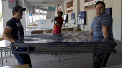 Las mesas en los centros de votantes fueron colocadas ayer.