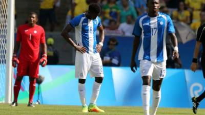 Alberth Elis, Jhonny Palacios y Luis López (fondo), lamentan la dolorosa derrota sufrida contra Brasil. Foto Juan Salgado/Enviado Especial