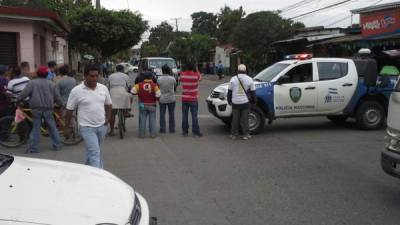 La víctima fue atacada por un hombre que venía en la parte trasera del bus rapidito.