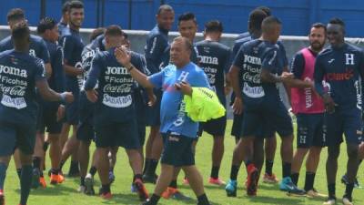 La Selección Nacional de Honduras desarrolló la mañana de este viernes su último entrenamiento y definió el equipo que alineará este sábado en el amistoso contra El Salvador, en el BBVA Compass Stadium de Houston . Respecto a la derrota de 2-0 sufrida ante Corea del Sur, hay siete modificaciones en el 11 titular. El duelo dará inicio a las 6:00pm, hora hondureña.