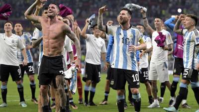 Las imágenes de la celebración de Argentina tras clasificar a cuartos de final del Mundial de Qatar 2022 después del triunfo sobre Australia. Antonela Roccuzzo se robó las miradas en el Ahmad Bin Ali Stadium y Messi protagonizó una pelea con un rival.