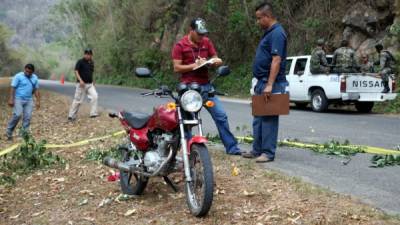 La moto en la que se conducía la víctima quedó abandonada en la carretera.
