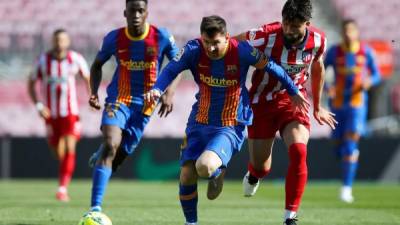 Lionel Messi conduce el balón ante la férrrea marca de Felipe Augusto. Foto EFE