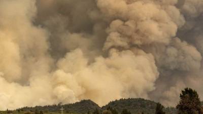 Decenas de incendios asolaban el viernes el oeste de Canadá y California, en Estados Unidos, obligando a evacuar a miles de personas y reduciendo las esperanzas de que remita la letal ola de calor que castiga a la región. Fotos: AFP