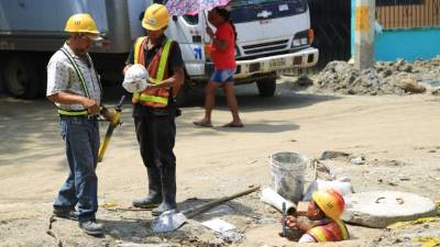Un empleado revisa el sistema de alcantarillas.