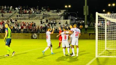 Jugadores del Olimpia celebrando el gol anotado por Yan Maciel.