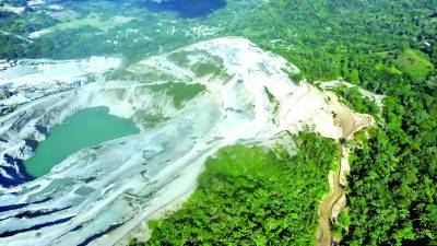 <b>Cerro Sapadril en Puerto Cortés, donde existe una explotación a cielo abierto.</b>