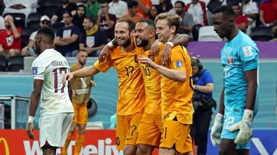 Jugadores de Países Bajos festejan el gol de Frenkie de Jong contra Qatar en el Mundial-2022.