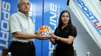 Selim Canahuati, presidente de la Liga Nacional de Honduras, se encargó de presentar el balón ante los medios. Foto Neptalí Romero