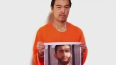 El vídeo, publicado en sitios web yihadistas, muestra al rehén japonés Kenji Goto sujetando una foto del piloto jordano capturado por el EI, Maaz al Kasasbeh, con la presunta voz en off de Goto profiriendo la amenaza.