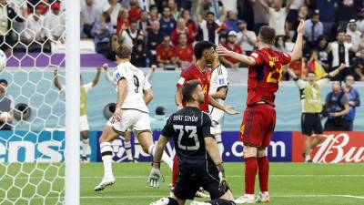 Niclas Füllkrug celebrando su gol para el empate de Alemania ante el lamento de los jugadores de España.
