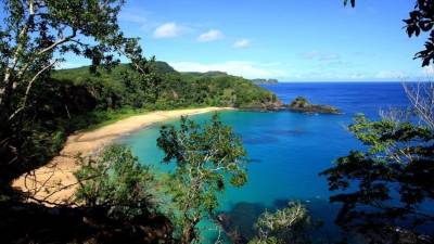 Para los amantes de la playa hay lugares idílicos en el mundo que les están esperando llenos de arena, sol, mar y muchas aventuras. El reconocido portal de viajes TripAdvisor dio a conocer su clasificación Travelers' Choice en cuanto a las mejores playas del mundo en 2017. El primer lugar lo ocupa La Bahía do Sancho en Fernando de Noronha, Brasil, calificada por segundo año consecutivo como la mejor playa del mundo.
