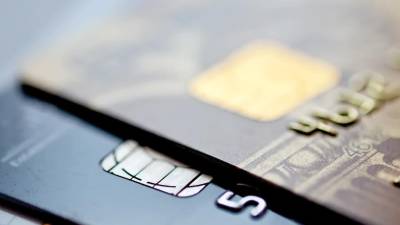 El phishing sistemático empezó en la red de America Online (AOL) en 1995. Para robar las credenciales, los atacantes fingían ser empleados comprobando sus contraseñas.