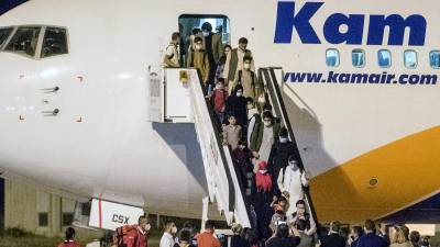 Los pasajeros a bordo del primer vuelo comercial que sale de Kabul son en gran parte ciudadanos afganos, pero “algunos de ellos tienen otras nacionalidades”.