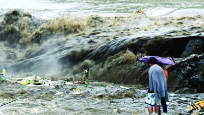 Dos jóvenes monitorean el nivel del río Bermejo. Sampedranos transitan por puente en hacia Jucutuma, equipos trabajan en dicha zona, pobladores de la Flor de Cuba observan visita de ministro. Fotos: H. Edú y F. Muñoz