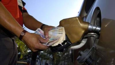 Las autoridades anuncian la séptima alza a los combustibles para la próxima semana en todo Honduras. Foto Archivo.