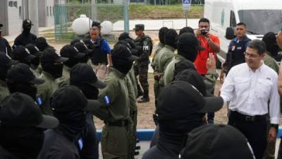 Momentos en que el presidente Juan Orlando Hernández dialogaba con los miembros de la Fuerza Nacional de control de centros penales.