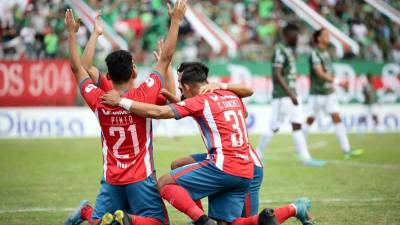 Jugadores del Olimpia celebran el gol de José Mario Pinto para el primero ante el Marathón.