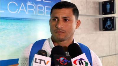 Noel Valladares habló con los medios de comunicación a la salida del Olimpia en el aeropuerto Toncontín. Foto Ronald Aceituno