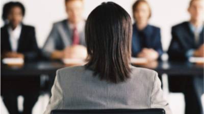 Si entrevista a cinco candidatos, compare cada una de sus respuestas a las preguntas.