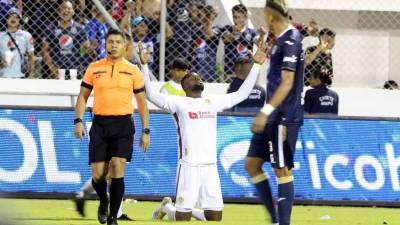 Yustin Arboleda celebrando su gol de penal para el triunfo del Olimpia contra el Motagua en la ida de la final del Torneo Apertura 2022.