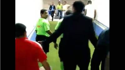 Diego Vázquez le reclamó al asistente Jack Rodríguez.