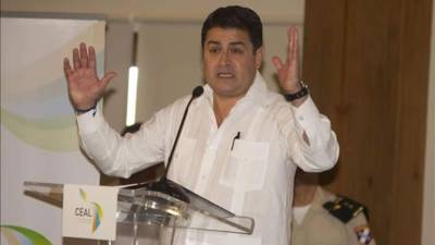 El presidente de Honduras, Juan Orlando Hernández, anunció hoy la creación de una fundación para que jóvenes de escasos recursos económicos puedan estudiar agronomía en la Universidad Panamericana Zamorano.