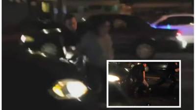 La imagen muestra a unos policías de Nueva York tirar al suelo a una mujer embarazada. Foto YouTube