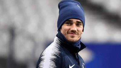 France's forward Antoine Griezmann arrives for a training session at the Stade de France in Saint-Denis, north of Paris, on March 24, 2019 on the eve of their Euro 2020 qualifying football match between France and Iceland. (Photo by FRANCK FIFE / AFP)