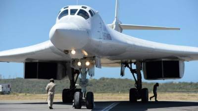 A Russian Tupolev Tu-160 strategic long-range heavy supersonic bomber aircraft is pictured upon landing at Maiquetia International Airport, just north of Caracas, on December 10, 2018. - Venezuela's Defence Minister Vladimir Padrino announced on December 10 that Venezuela and Russia are to hold joint military exercises. (Photo by Federico PARRA / AFP)