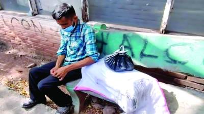 <b>El padre de la mujer reclamó el cuerpo de su nieto, que fue entregado en un pequeño féretro.</b>