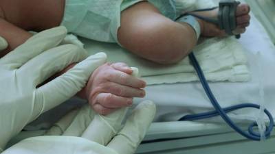 Este bebé nació con cinco semanas de anticipación y pesó un poco más de cuatro libras, su estado de salud es estable, pero lo mantienen en constante vigilancia.