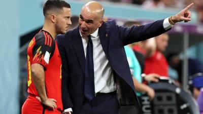 Roberto Martínez dando indicaciones a Eden Hazard antes de entrar al campo en el partido ante Croacia.