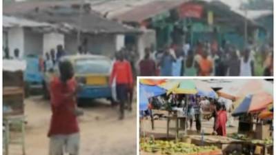 El paciente merodeó varios puestos de un mercado en busca de comida, provocando pánico entre los pobladores. Foto YouTube