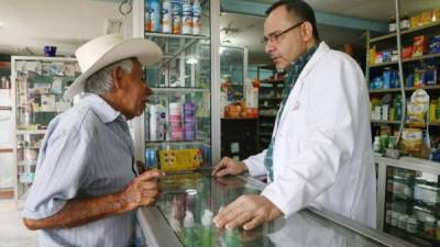 Fotografía de archivo de un doctor atendiendo en una farmacia.