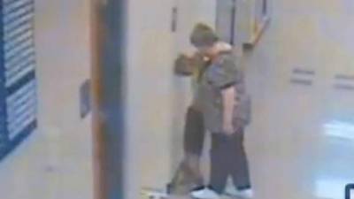 En el video se muestra claramente al pequeño de seis años, cuando la maestra lo empuja hacia la muralla, le toma la cara intimidándolo, luego, lo levanta y lo toma del cuello de su polera.