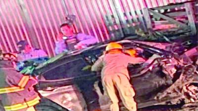 Elementos del Cuerpo de Bomberos rescataron del amasijo de metal el cuerpo de Wilson Rivers Díaz.