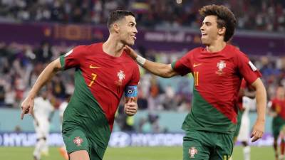 Cristiano Ronaldo celebrando su gol junto a Joao Félix, quien también anotó para la victoria de Portugal sobre Ghana en el Mundial de Qatar 2022.