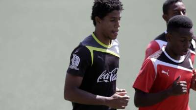 El hijo de Carlos Pavón entrenando con el Olimpia.