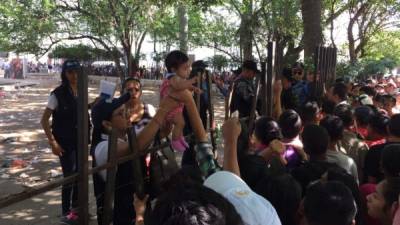 Desde las 4:00 am cientos de hondureños comenzaron a hacer filas en el Registro Nacional de las Personas (RNP) en San Pedro Sula.