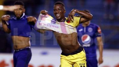 Darixon Vuelto marcó dos goles para la victoria del Real España sobre Motagua en la ida de la final. Foto Delmer Martínez