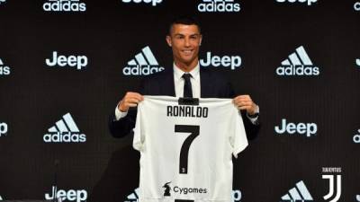 Cristiano Ronaldo posando con la camiseta de la Juventus en su presentación. Foto @JuventusFC