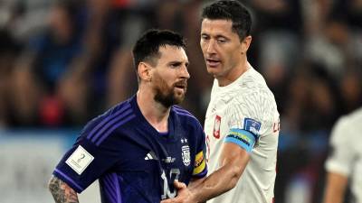 Lionel Messi ni miró a Robert Lewandowski cuando éste le pidió disculpas por una falta que le hizo.