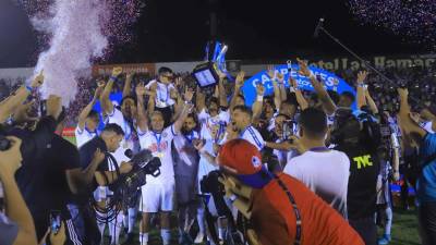 Las imágenes de la celebración del Olimpia tras quedar campeón del Torneo Apertura 2022 después de vencer al Motagua en el estadio Ceibeño, logrando su Copa 35 en la historia de Liga Nacional. Pedro Troglio sigue agrandando su leyenda con los albos.