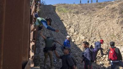 Los migrantes centroamericanos que cruzaron ilegalmente a EEUU para pedir asilo serán devueltos a México para esperar resolución del trámite./AFP.