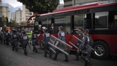 El caos impera en Venezuela tras una semana de apagón nacional que agudizó la escasez de alimentos y agua desatando saqueos y anarquía en las principales ciudades del país petrolero.