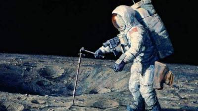 Alan Bean en su caminata lunar.